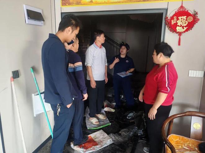 梅州一民房着火